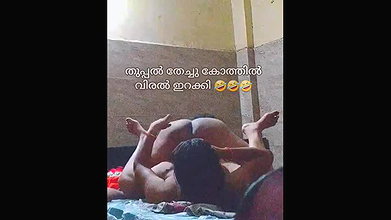 Desi aunty thook lagake saho ki gaand mein ugli gusaad di