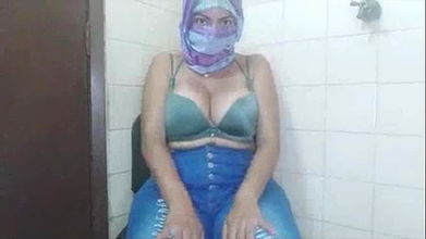 Hijabi mom jince pant  pushup bra showing her boobs  pussy