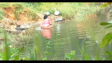 Desi aunty pissing in lake