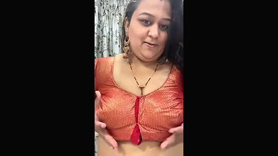 Desi bhabi playing boobs