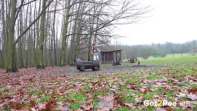 Barbe relieves her piss desperation in park