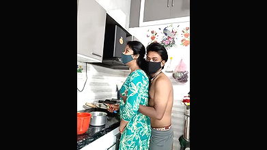 Bhabhi khana bana rahi Devar doodh pee raha