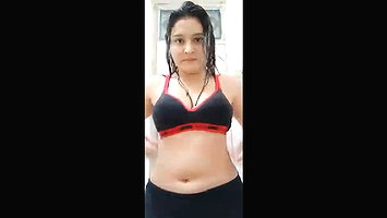 Desi girl showing big boobs