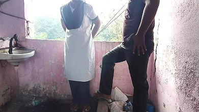 Desi college ladaki apane ghar ke chat me jakar apane tusion teacher ko chut diya