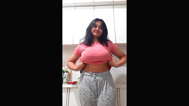 Desi Famous Girl Showing boobs in open