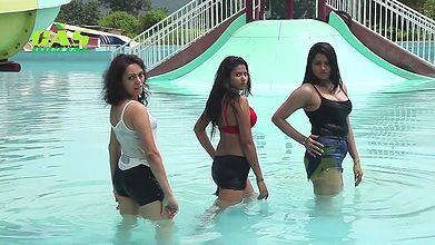 Sushmita Sunny booby girls huge cleavage show photoshoot making in swimming pool