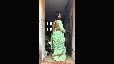 hot Marathi babe sexy navel and tummy in belly chain and green saree