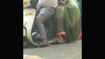 Bhabhi Rubbing HUs Dick onScootr
