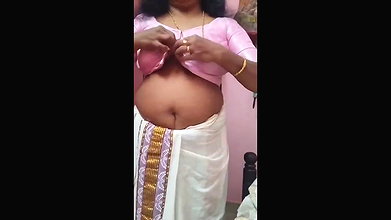 hot tamil aunty kapde utar Rahi hai