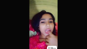 Bhabhi Showing Boobs