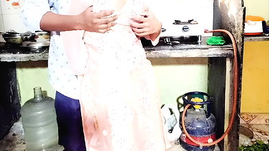 Desi ladaki ne apane yaar ka Pani apne boobs ke upar giraya