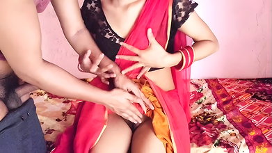 Indian bhabhi ko sari me dekh kr mn Nehi mana to kone me lake chudai kr di