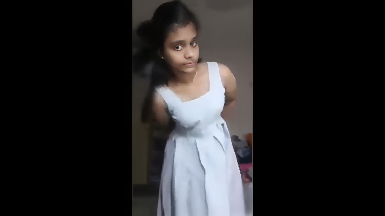 hot college girl kapde utarkar boobs dikhaye