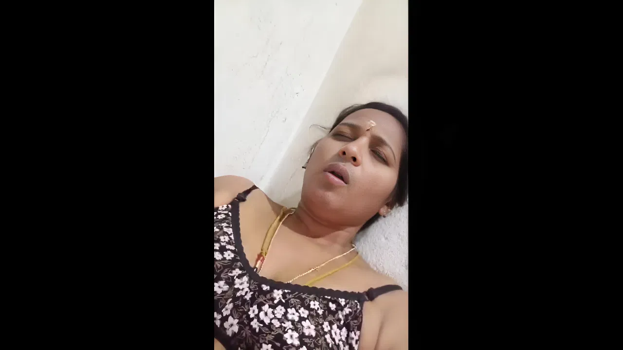 south indian aunty shows pussy