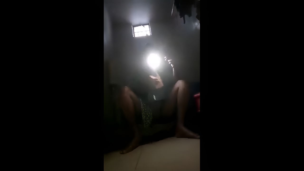 jhat ki bal kat te hue video banayi