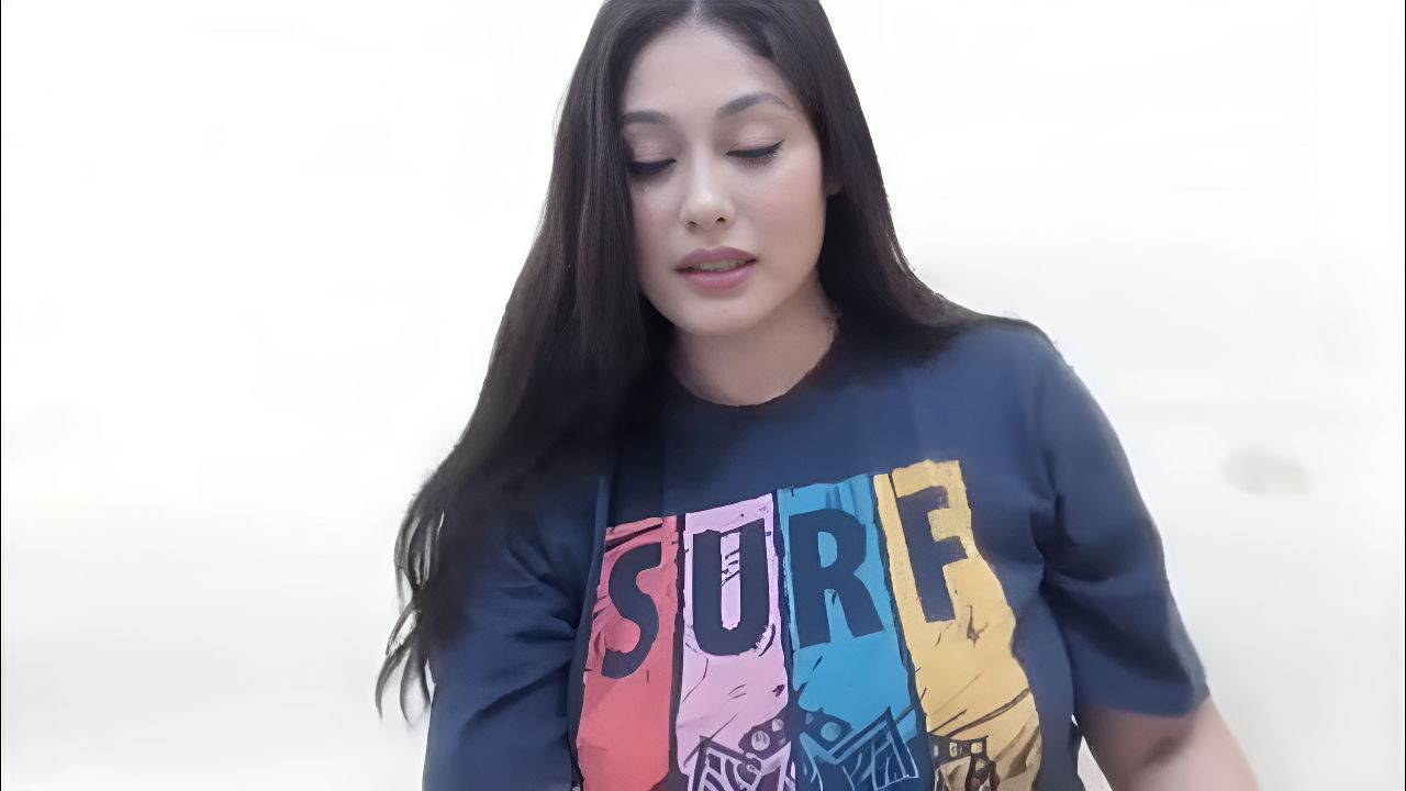 web cam girl showing big boob