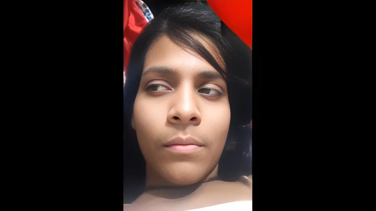 vc mein ladki ne boob dikhayi