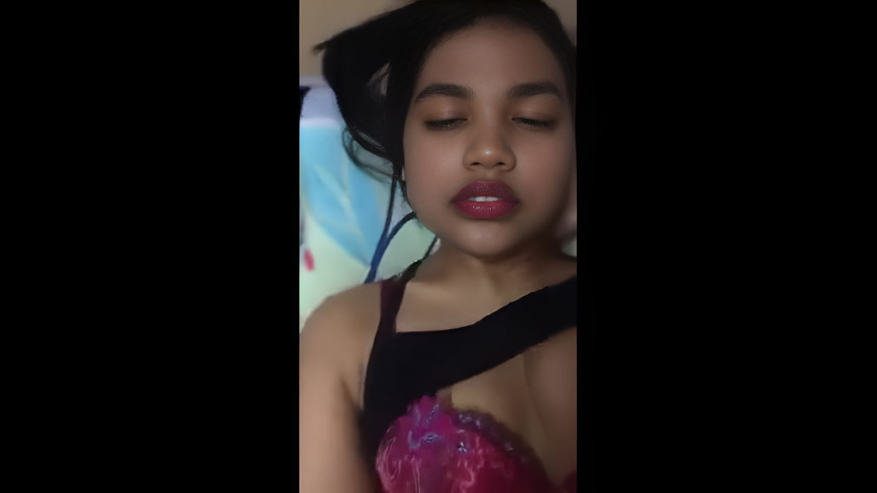 thai giel showing nudes