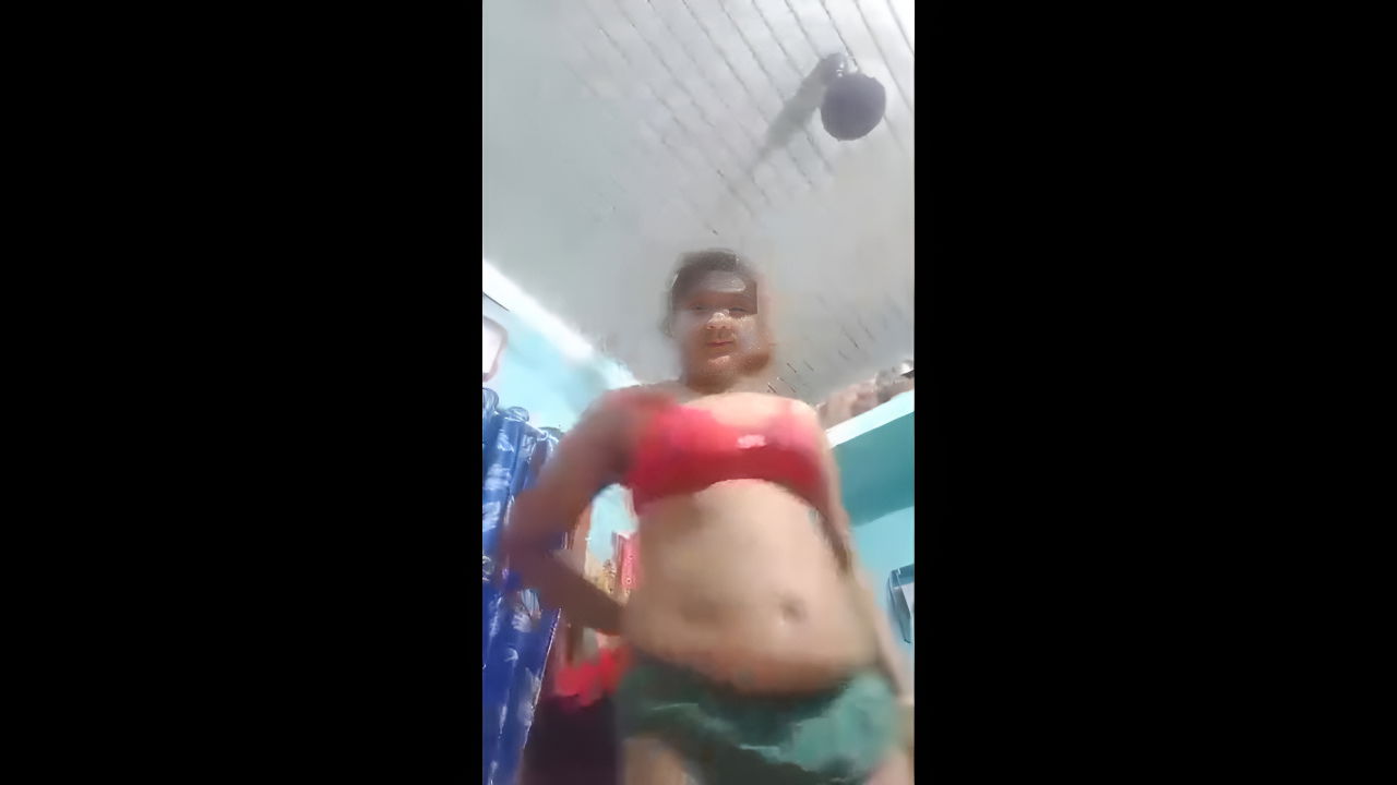 bhabhi kapde utarkar nangi hokar chut dikhai solo