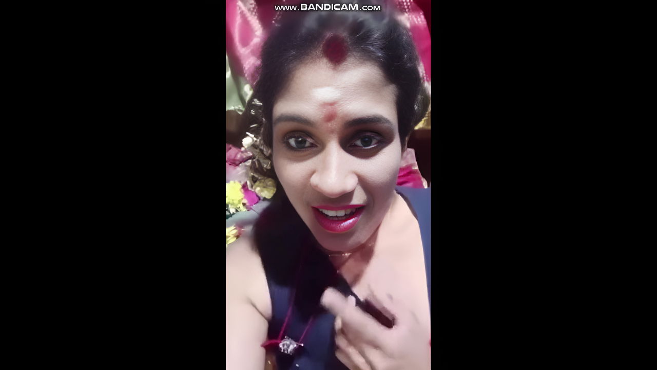 Mature Desi Aunty Showing Boobs