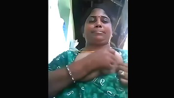 Bmngl village aunty takin out her boobs frm nity at backside of home
