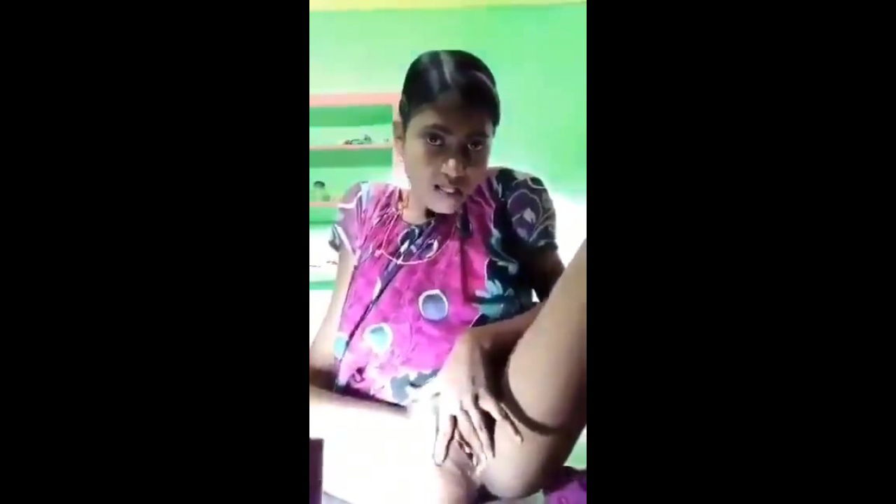 Desi Bhavi Apne Bur Ka Garmi Mitane Ke Liye Apne Bur Me Ek Daba Daal Rahi Hai