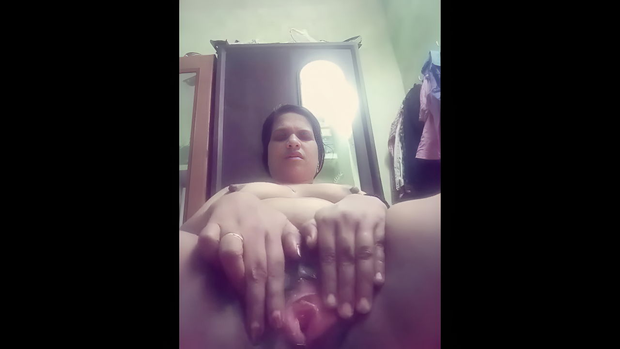 moti bhabhi ne choot kholke dikhayi