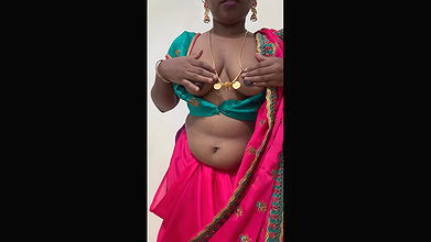 Mature desi aunty boobs play