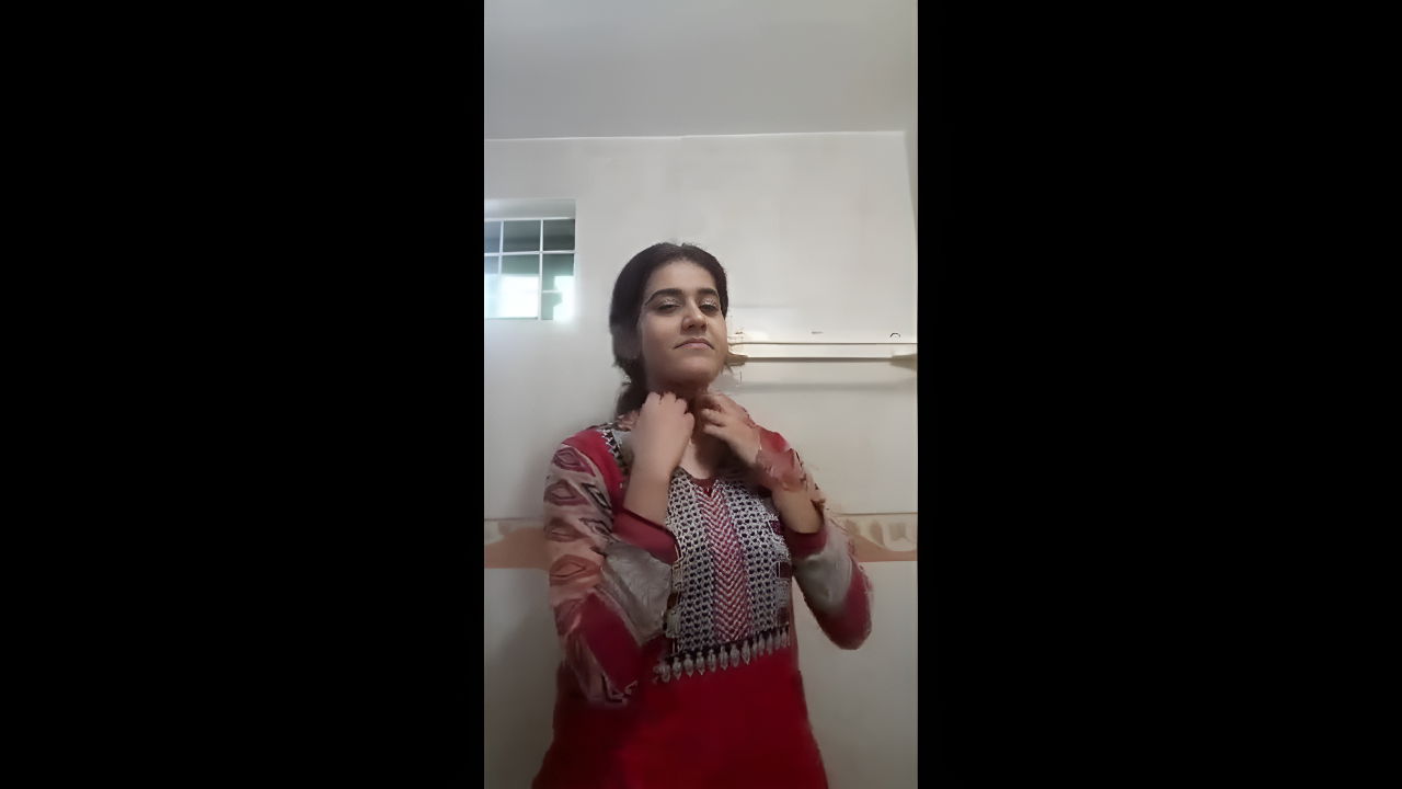 ladki ne bathroom mein boob dikhayi