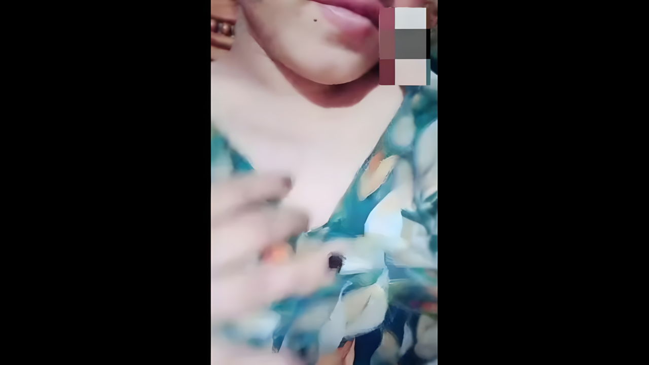 Beautiful Indian Chubby Girl Nusrat Showing Boobies