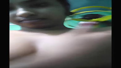 chut mein ungli krke mal girayi