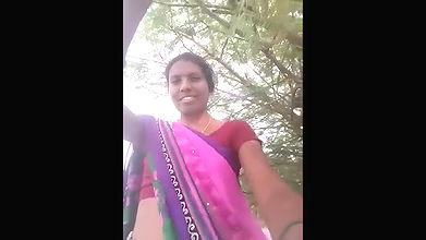 saree uthake khule mein bahbhi ne chut dikhayi