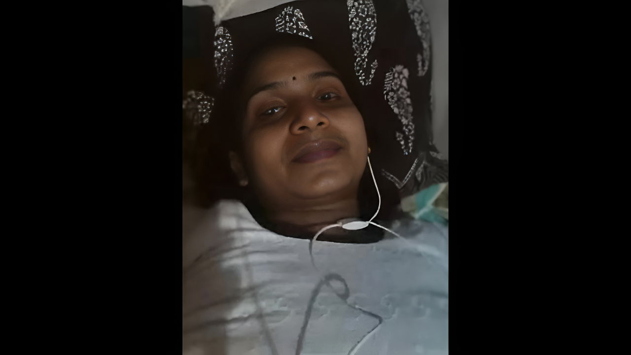 MALLU WIFE SHOWING PUSSY HAIRS TO LOVER