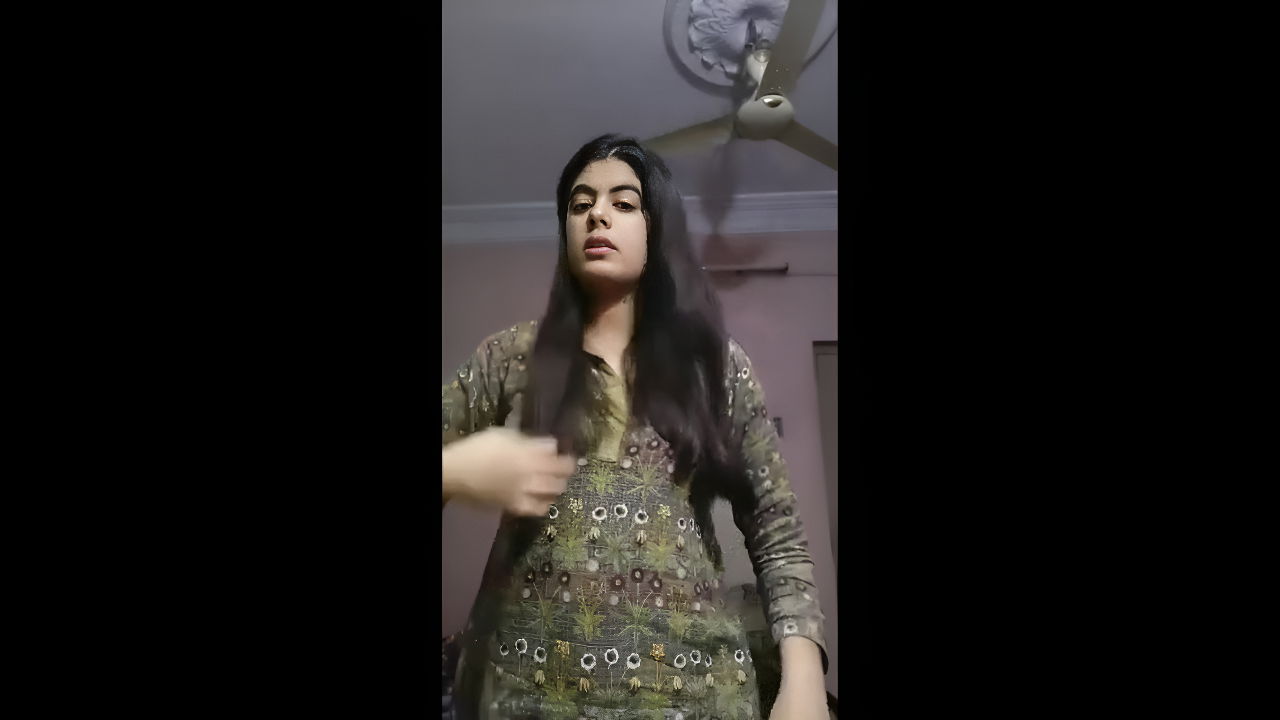 blouse kholke boob dikhayi