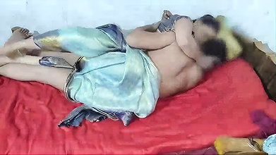 Chhote Dewar Ne Bhabhi Ki Saree Utha Kar Choda