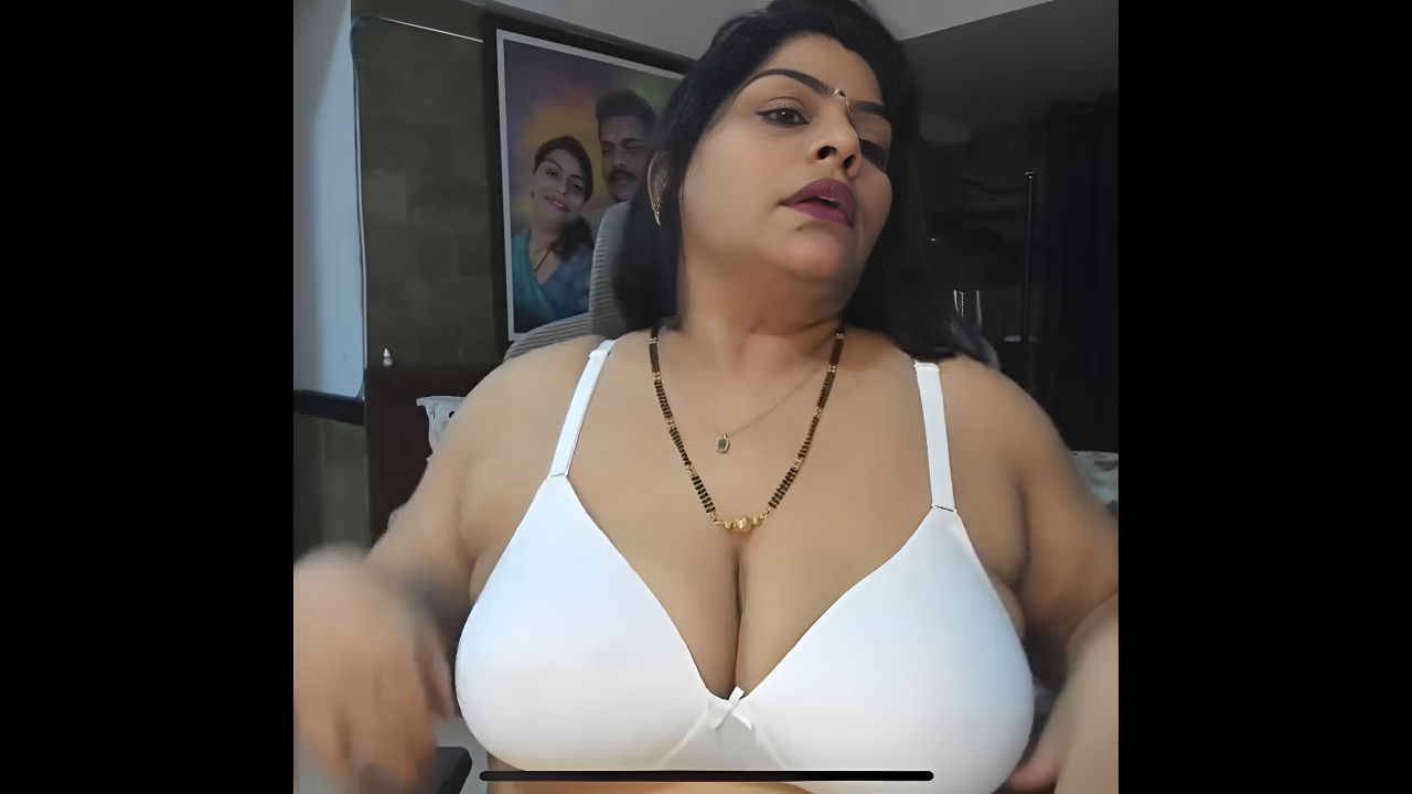 chubby aunty boobs showing