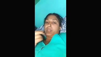 bahbhi ne jhat wali chut mein ungli kri