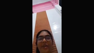 chasmish ladki ne nangi nahate hue video banayi