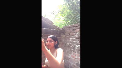 khule mein nangi nahate hue video