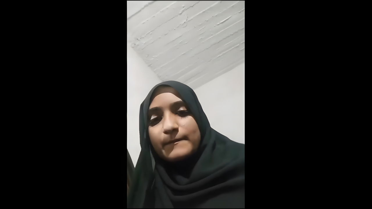 teen girl round boob show