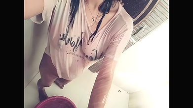 Desi College girl is bathing in bathroom (Hot 19y old girl scandel)