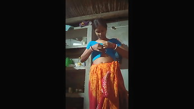 Gao Ki Bhabhi Ne Apni Ek Tang Uthya Aur Bur Ungli Daal Kar Video Viral Kiya