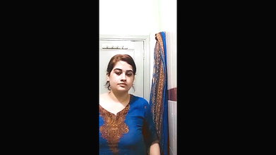 Indian Sexy Bhabhi Ne Bathroom Me Ja Kar Apni Chuchi Aur Bur Me Ungli Daala