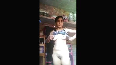 nangi gori ladki ne kapde pehni