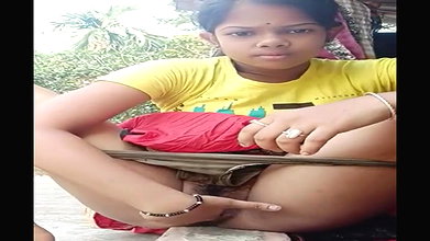 Dehati Ladki Ne Apne Bur Me Ungli Daal Kar Jor Jor Se Hilaya Aur Chuchi Masla