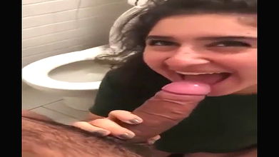 Zoya Ko Ladies Toilet Me Ghussa Kar Land Chusaya Aur Uski Chut Ki Chudai Ki