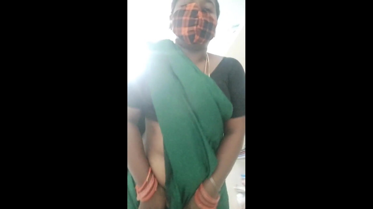 Green saree aunty remove her jaket for lover