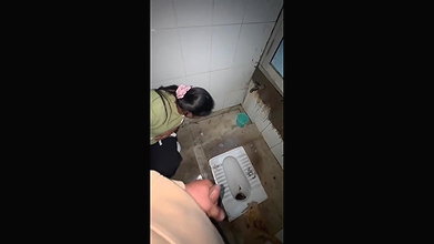 toilet mein gf ne muh mein mal li