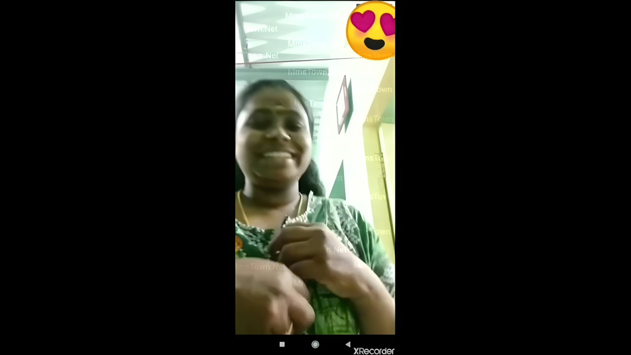 Tamil Aunty Showing Boobs
