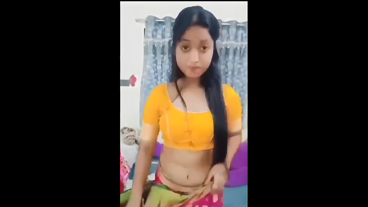 girlfriend in saree did striptease nude viral show